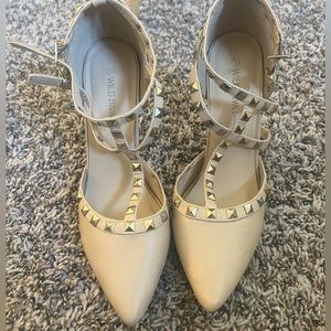 Nude pointed toe heels